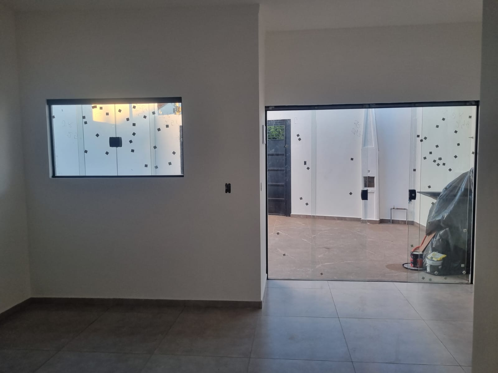 Detalhe porta de vidro e acabamento externo