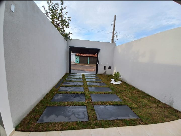 Jardim frontal com cobertura e planta ornamental