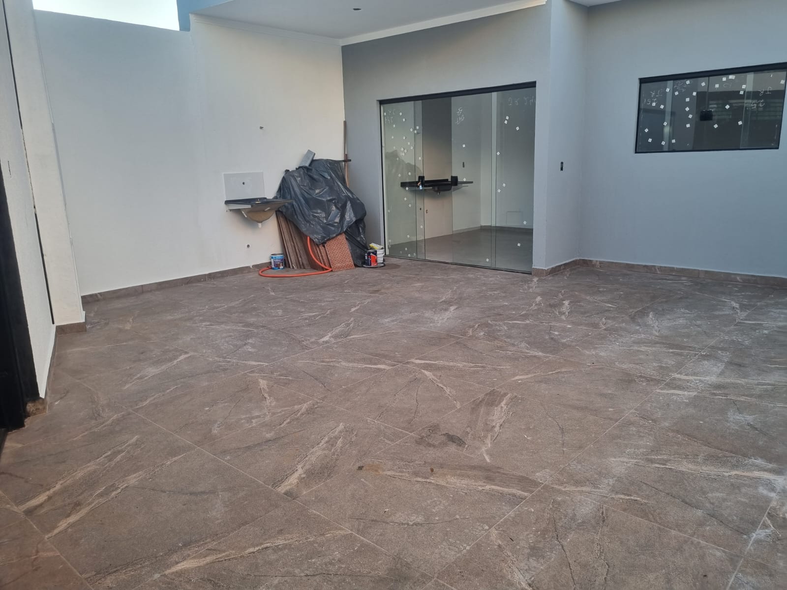 Sala ampla com piso marmorizado