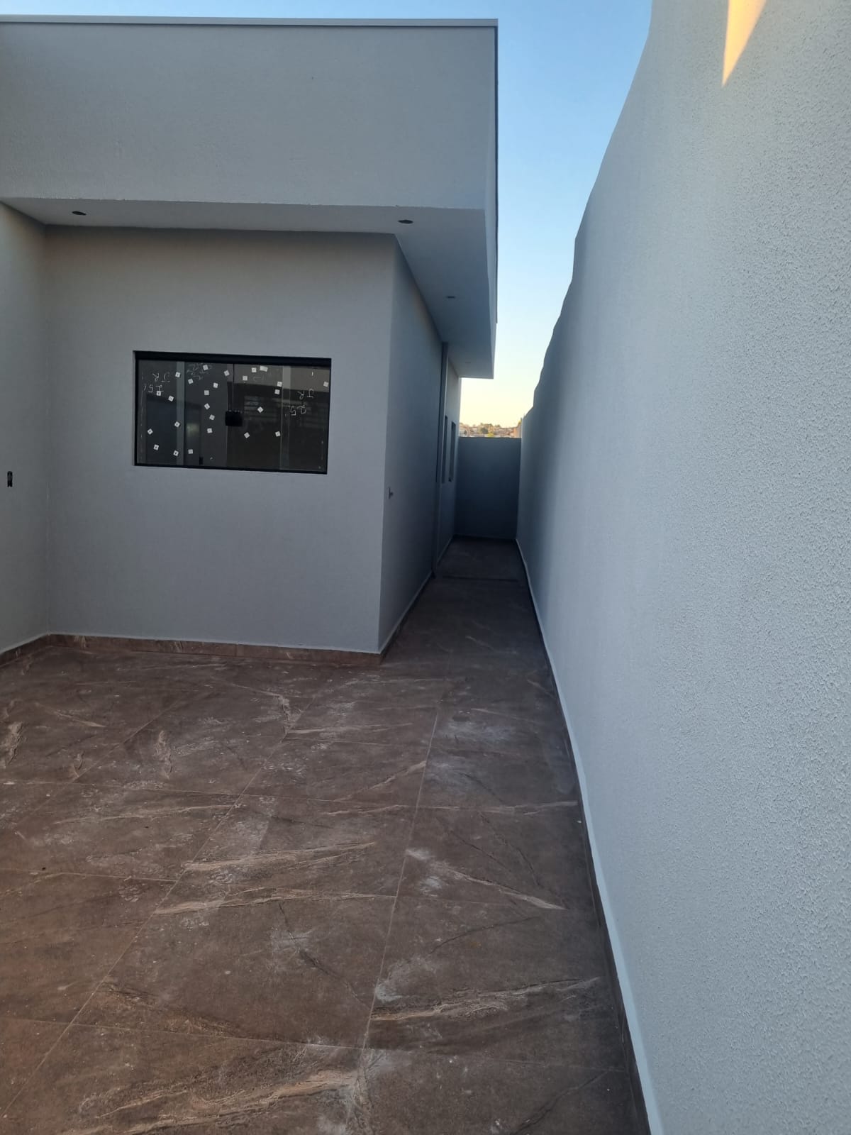 Sala integrada com área externa por porta de vidro